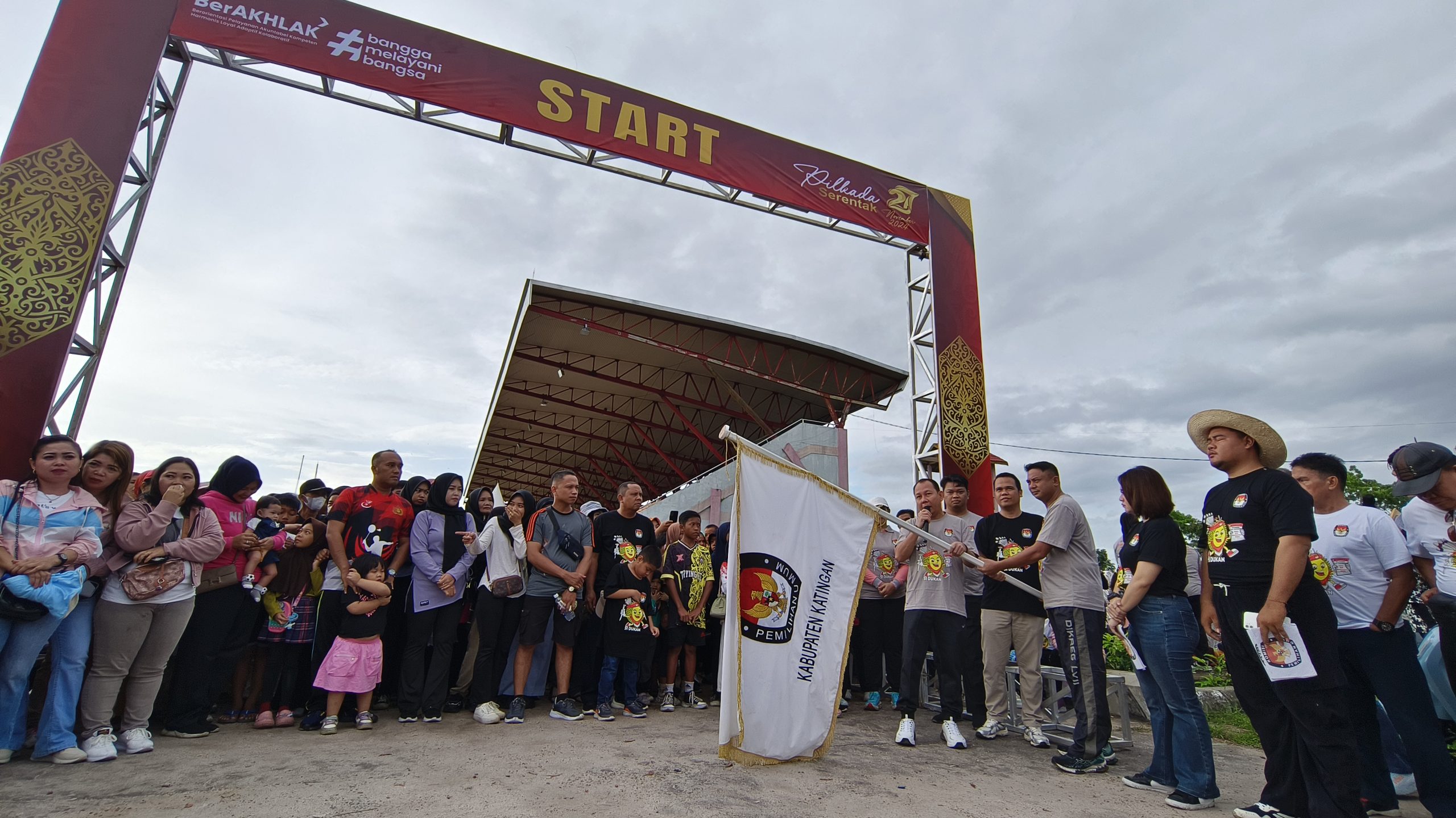 FOTO : Komandan Kodim 1019/Katingan Letkol Inf Sulkifli, saat menghadiri Jalan Sehat Pilkada Damai, di Stadion Sport Center Kota Kasongan.
