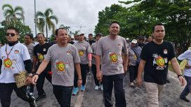FOTO : Pj Bupati Katingan Sutoyo, didampingi Ketua KPU Katingan Wahyuni, saat jalan Sehat Pilkada Damai di Kasongan.