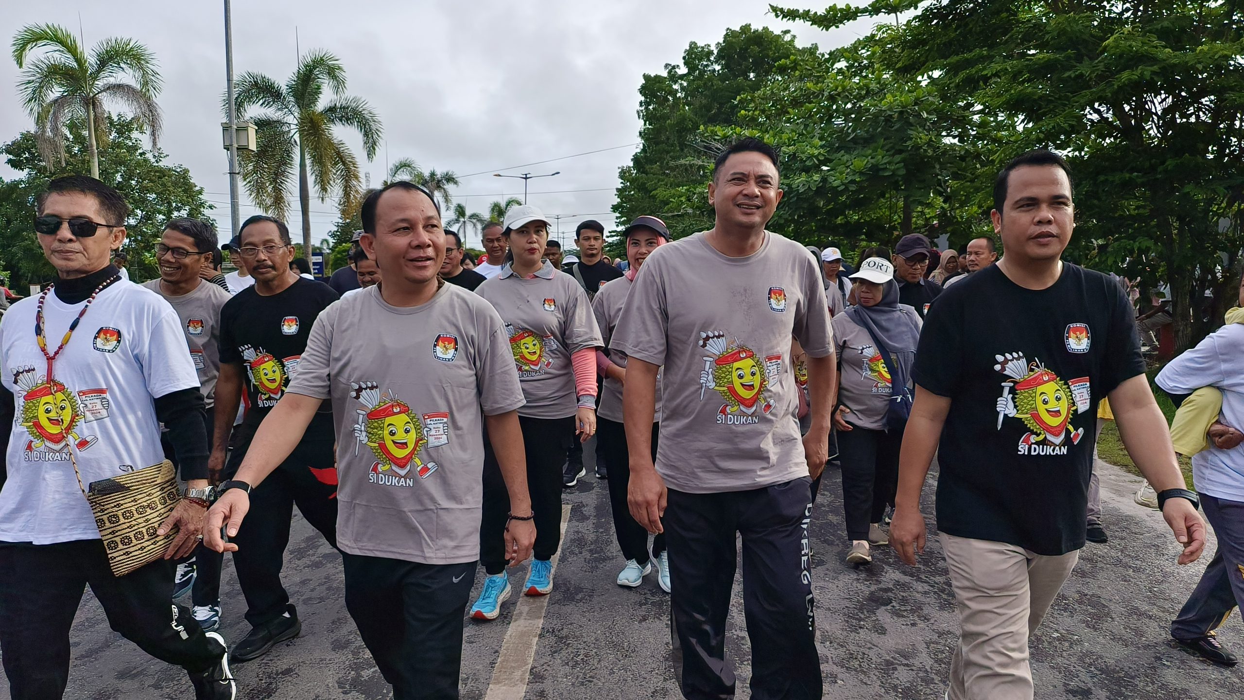 FOTO : Pj Bupati Katingan Sutoyo, didampingi Ketua KPU Katingan Wahyuni, saat jalan Sehat Pilkada Damai di Kasongan.