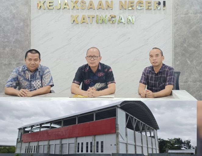 
					FOTO : Kepala Kejaksaan Negeri Katingan Subari Kurniawan, didampingi Kasi Pidsus Hadiarto, dan Kasi Intelijen Ronald Peroniko, saat press release.