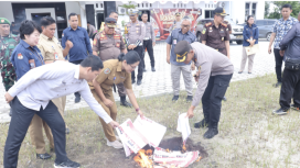 FOTO : Kegiatan pemusnahan surat suara rusak dan kelebihan, dihalaman KPU Katingan.