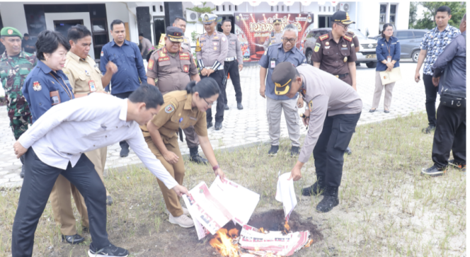 
					FOTO : Kegiatan pemusnahan surat suara rusak dan kelebihan, dihalaman KPU Katingan.