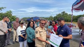 Wakil Ketua I DPRD Gumas Nomi Aprila saat mengikuti kegiatan penyerahan alat untuk petani di taman kota Kurun, Jumat (1/11/2024).