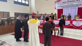 Tiga unsur Pimpinan di DPRD Gumas saat sedang diambil sumpah janjinya di gedung dewan setempat, Rabu (30/10/2024).