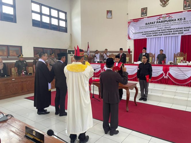 
					Tiga unsur Pimpinan di DPRD Gumas saat sedang diambil sumpah janjinya di gedung dewan setempat, Rabu (30/10/2024).