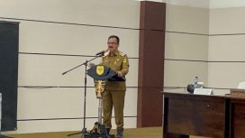 Pj Bupati Gumas Herson B Aden saat memaparkan kepada ratusan kepala desa dan BPD di daerah Kabupaten Gumas dan dilaksanakan di Gedung Christian Center Kurun, Senin (4/11).