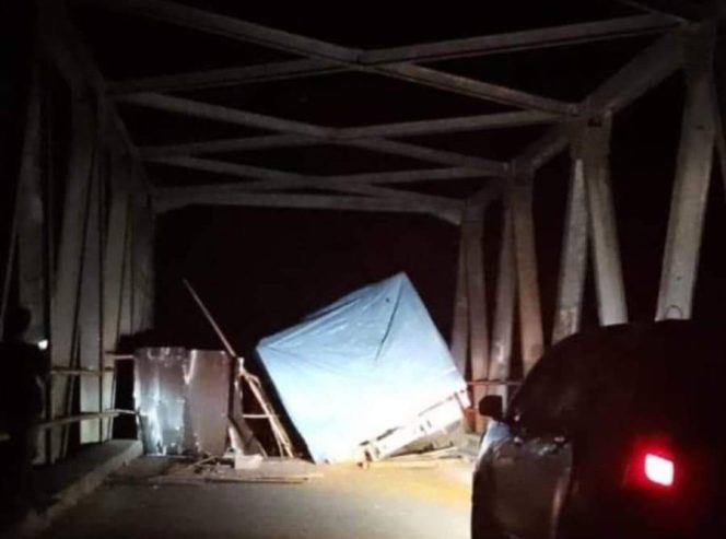 
					Tampak Jembatan Ripi Ambruk saat dilintasi truk besar bermuatan berat, Selasa (5/11/2024) malam.