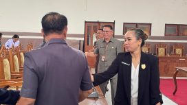  Wakil Ketua I DPRD Gumas Nomi Aprilia sedang bersalaman dengan anggota setempat di gedung dewan, Rabu (7/11/2024).