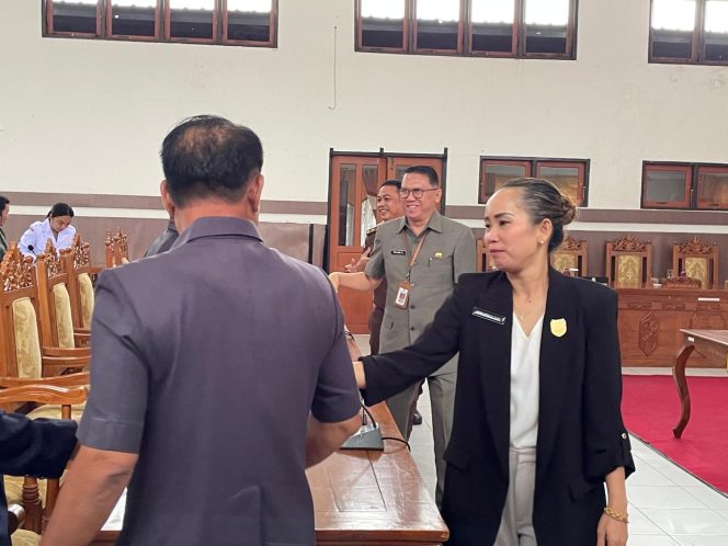 
					 Wakil Ketua I DPRD Gumas Nomi Aprilia sedang bersalaman dengan anggota setempat di gedung dewan, Rabu (7/11/2024).