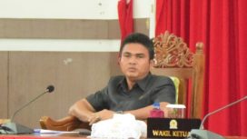 Ketua DPRD Gumas Binartha saat memimpin rapat penetapan alat kelengkapan dewan di gedung dewan setempat.