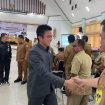 Ketua DPRD Gumas Binartha saat berjabat tangan dengan sejumlah kades di daerah setempat di GPU Damang Batu, Selasa (12/11/2024).