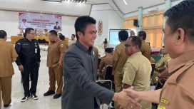 Ketua DPRD Gumas Binartha saat berjabat tangan dengan sejumlah kades di daerah setempat di GPU Damang Batu, Selasa (12/11/2024).