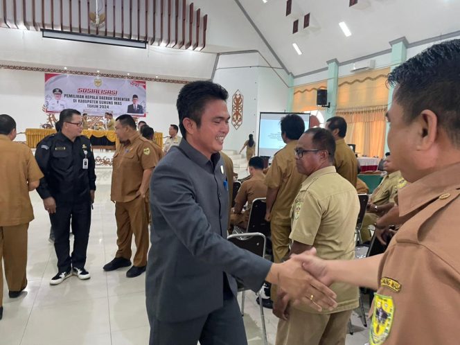 
					Ketua DPRD Gumas Binartha saat berjabat tangan dengan sejumlah kades di daerah setempat di GPU Damang Batu, Selasa (12/11/2024).
