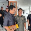 Anggota DPRD Gumas Herda saat keluar dan berbincang dengan Waket II Espriadi di gedung dewan. Senin (11/11) lalu.