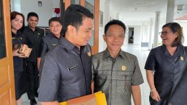 Anggota DPRD Gumas Herda saat keluar dan berbincang dengan Waket II Espriadi di gedung dewan. Senin (11/11) lalu.