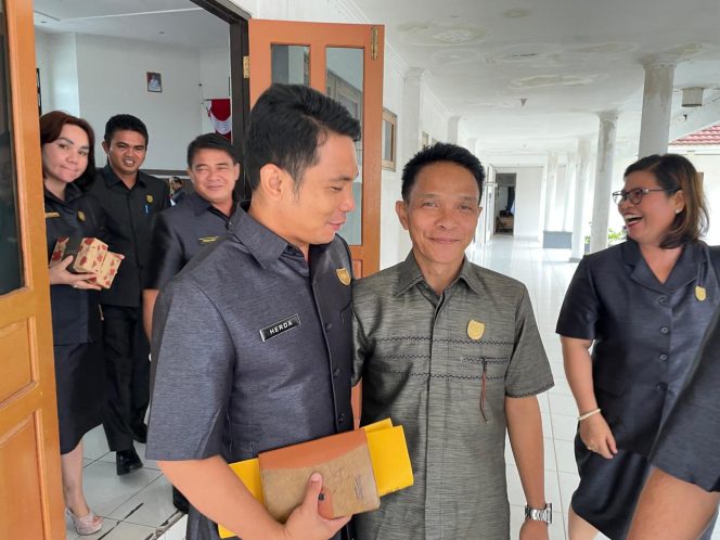 
					Anggota DPRD Gumas Herda saat keluar dan berbincang dengan Waket II Espriadi di gedung dewan. Senin (11/11) lalu.