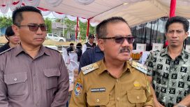 Penjabat (Pj) Bupati Gunung Mas Gunung Mas (Gumas) Herson B. Aden didampingi Ketua KPU Elfrinst G Tumon saat dibincangi awak media di depan kantor KPU Gumas, Senin (18/11/2024).