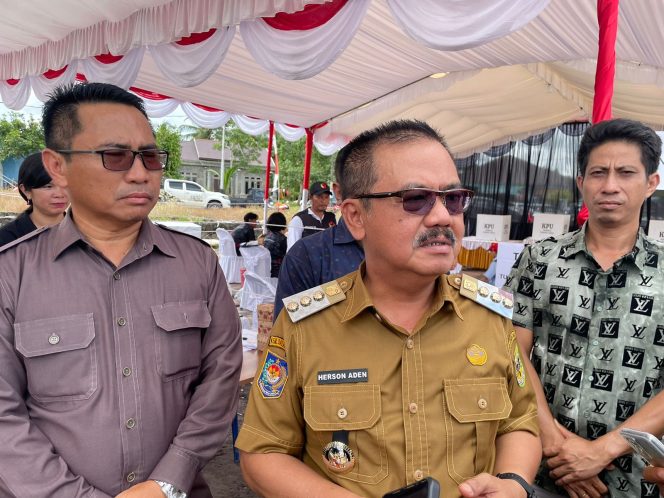 
					Penjabat (Pj) Bupati Gunung Mas Gunung Mas (Gumas) Herson B. Aden didampingi Ketua KPU Elfrinst G Tumon saat dibincangi awak media di depan kantor KPU Gumas, Senin (18/11/2024).