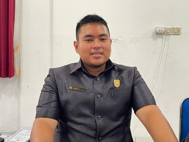 
					Anggota DPRD Gunung Mas Indra H Kiaji bersama koleganya ikuti rapat.