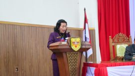 Jubir Banggar DPRD Gumas Rayaniati Djangkan, saat membacakan laporanya, Senin (25/11/2024).