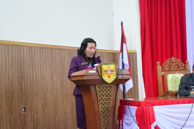 
					Jubir Banggar DPRD Gumas Rayaniati Djangkan, saat membacakan laporanya, Senin (25/11/2024).