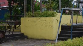  Bangunan taman dicoret dan retak akibat tangan oknum tidak bertanggung jawab di taman kota Kurun, Selasa (26/11/2024).