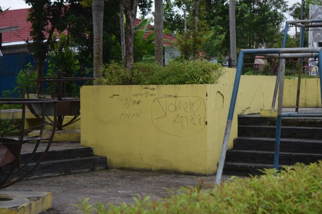 
					 Bangunan taman dicoret dan retak akibat tangan oknum tidak bertanggung jawab di taman kota Kurun, Selasa (26/11/2024).
