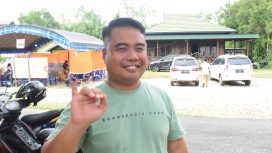 Anggota DPRD Kabupaten Gumas Hermanto sedang menujukan telunjuknya setelah mencoblos di TPS tempatnya, Rabu (27/11/2024).