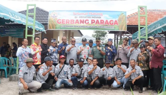 
					FOTO : Sekda Katingan Pransang, saat foto bersama usai kegiatan Inovasi Launching Gerbang Paraga.