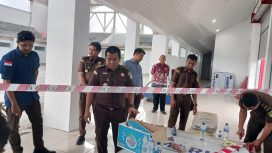 FOTO : Tim Penyidik Kejaksaan Negeri Katingan saat melakukan penyitaan terhadap barang bukti sisa material pembangunan GOR Katingan.