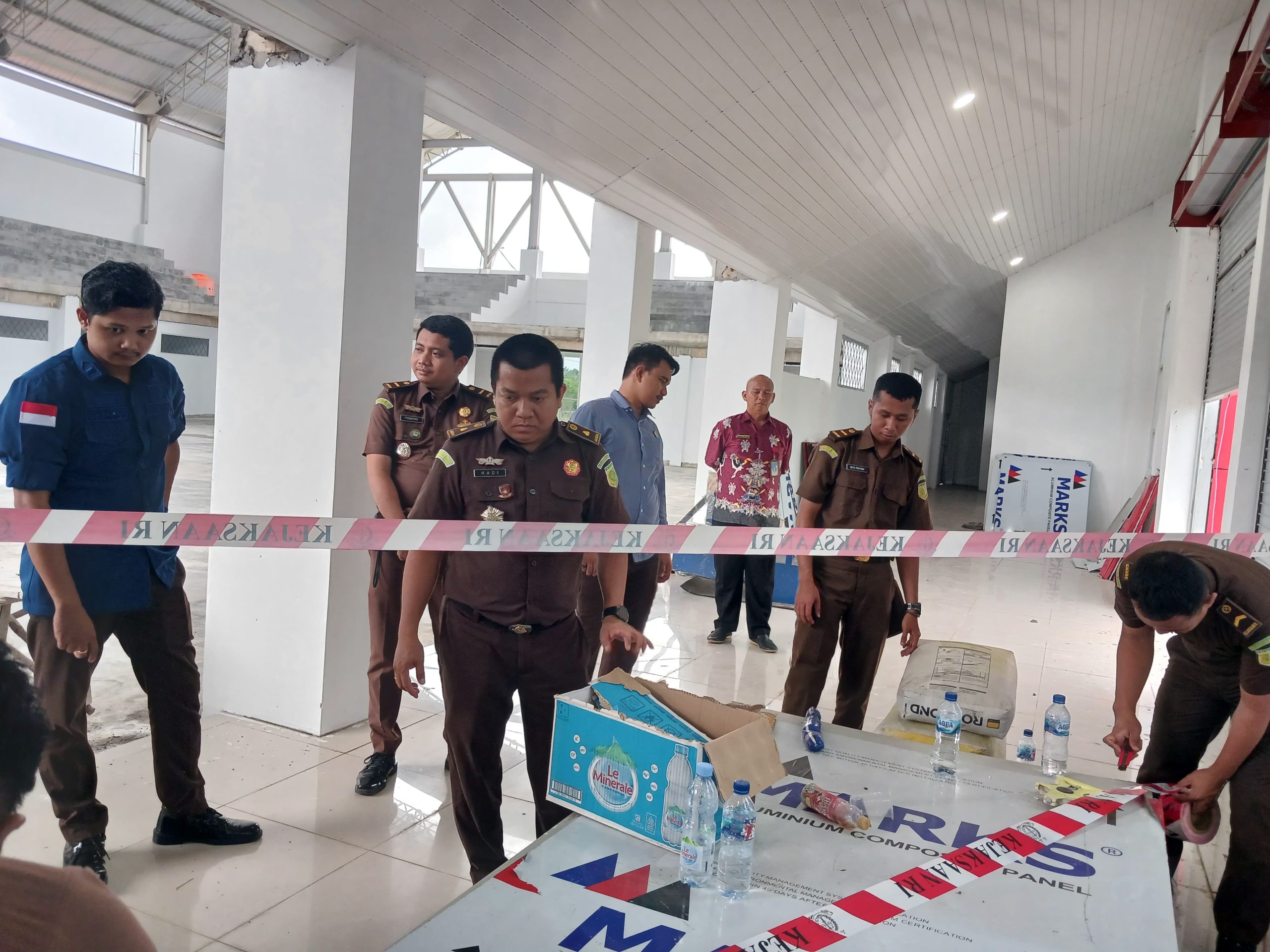 FOTO : Tim Penyidik Kejaksaan Negeri Katingan saat melakukan penyitaan terhadap barang bukti sisa material pembangunan GOR Katingan.