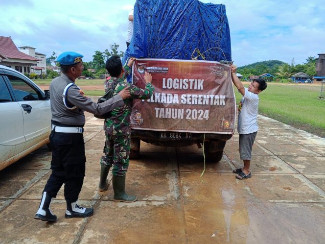 
					FOTO : Suasana saat pengawalan pergeseran logistik Pilkada menuju KPU Katingan. 