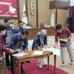 Anggota KPU Kabupaten Katingan dan saksi paslon saat menandatangani berita acara Pleno KPU Perhitungan Suara yang berlangsung di DPRD Kabupaten Katingan