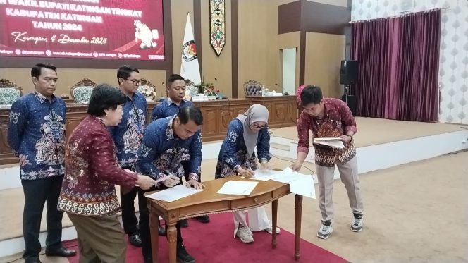 
					Anggota KPU Kabupaten Katingan dan saksi paslon saat menandatangani berita acara Pleno KPU Perhitungan Suara yang berlangsung di DPRD Kabupaten Katingan