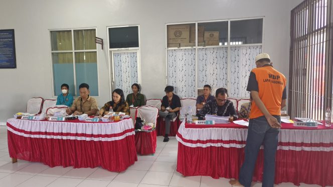 
					FOTO : Suasana Warga binaan saat melakukan pencoblosan pemilihan di TPS 901 pada Pilkada serentak tahun 2024.