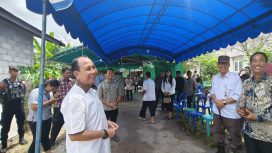 FOTO : Pj Bupati Katingan Sutoyo, saat mencoblos di TPS 13 Kelurahan Kasongan Lama.