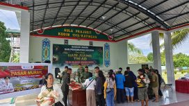 FOTO : Dandim 1019/Katingan Letkol Inf Sulkifli, bersama Plt Sekretaris Dinas Koperasi, UKM dan Perdagangan Katingan Setiady Yuyu, saat menyerahkan paket sembako kepada Masyarakat.