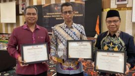 FOTO : Koordinator Divisi Hukum, Pencegahan, Parmas dan Humas (HP2H) Bawaslu Kabupaten Katingan, Usman Sitepu (kiri atas) saat memdapatkan penghargaan dari Bawaslu RI.