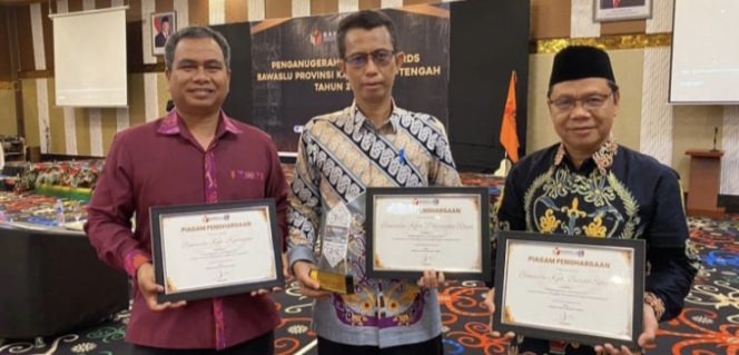 
					FOTO : Koordinator Divisi Hukum, Pencegahan, Parmas dan Humas (HP2H) Bawaslu Kabupaten Katingan, Usman Sitepu (kiri atas) saat memdapatkan penghargaan dari Bawaslu RI.