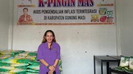 Wakil Ketua I DPRD Gumas Nomi Aprilia saat mengecek kesedian di toko milik pemda di Pasar Baru Kurun.