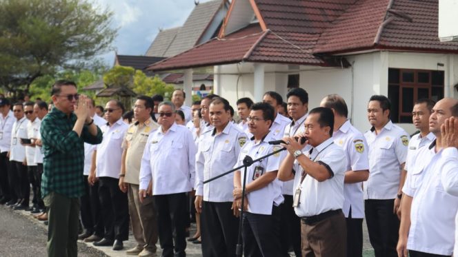 
					FOTO : Suasana saat Seluruh ASN Gumas Beri Penghormatan Terakhir kepada Almarhum Champili.