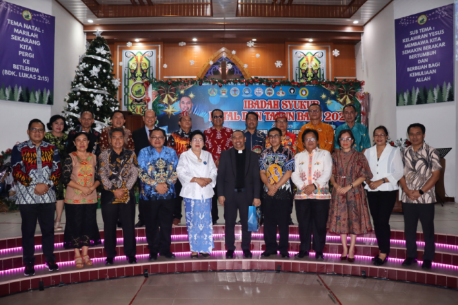 
					FOTO : Pj Sekda Katingan Deddy Ferras, saat menghadiri acara ibadah syukur Natal dan Tahun Baru 2025, Gereja Riwut Asi Kasongan.
