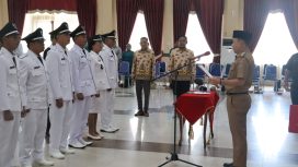 FOTO : Pj Bupati Katingan Sutoyo, pelantikan, pengukuhan perpanjangan masa jabatan Kades terpilih PAW dan sumpah/janji anggota BPD, di Gedung Salawah Kasongan.