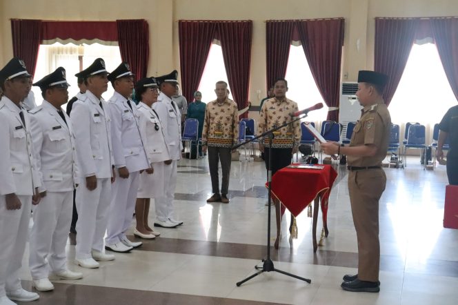 
					FOTO : Pj Bupati Katingan Sutoyo, pelantikan, pengukuhan perpanjangan masa jabatan Kades terpilih PAW dan sumpah/janji anggota BPD, di Gedung Salawah Kasongan.