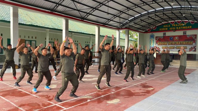 
					FOTO : Suasana saat personel Kodim 1019 Katingan saat saat berolahragaan di halaman Makodim setempat.
