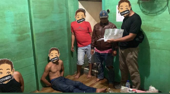 
					FOTO : 4 orang tersangka kasus peredaran narkoba jenis sabu saat diamankan.