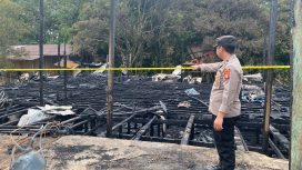 OLAH TKP : Personel Polsek Manuhing melakukan olah TKP kebakaran ruko, di Jalan Negara RT 004/RW 001, Kelurahan Tumbang Talaken, Kecamatan Manuhing, Senin, 21 Januari 2025.