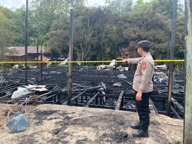 
					OLAH TKP : Personel Polsek Manuhing melakukan olah TKP kebakaran ruko, di Jalan Negara RT 004/RW 001, Kelurahan Tumbang Talaken, Kecamatan Manuhing, Senin, 21 Januari 2025.