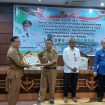 PENGHARGAAN : Pj Bupati Gumas Herson B Aden diwakili Staf Ahli Bupati Guanhin, saat menerima piagam penghargaan sebagai peringkat 3 realisasi DAK non fisik tahun 2024, di Kantor Gubernur Kalteng, Selasa, 21 Januari 2024.