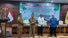 PENGHARGAAN : Pj Bupati Gumas Herson B Aden diwakili Staf Ahli Bupati Guanhin, saat menerima piagam penghargaan sebagai peringkat 3 realisasi DAK non fisik tahun 2024, di Kantor Gubernur Kalteng, Selasa, 21 Januari 2024.